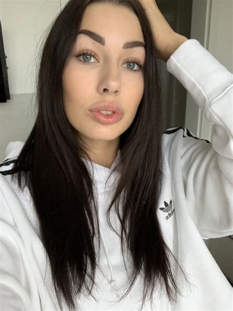 Shaiden Rogue is a famous model, OnlyFans star and social media personality. Rogue is known for her OnlyFans and it is the key reason behind her fame. Shaiden's date of birth is 30 March 2001, making her 22 years old as of 2023.